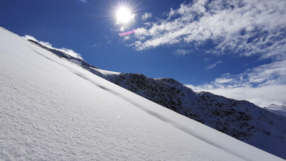 Pulverhänge mit Sonnenschein