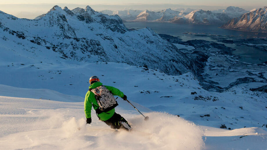 Norwegen_NOLOs-Telemark skiing at Småtindan  Lofoten in Nordland-Fredrik Schenholm - VisitNorway_Copyright.jpg