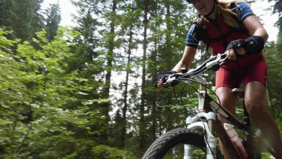 Ein Moutainbikerin auf seiner Tour durch die Wälder des Altmühltals.