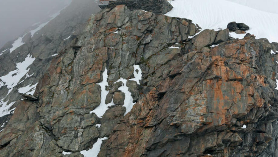 Schweiz_Wallis_Aletsch_Hollandia_Hütte_shutterstock_1238572006.jpg