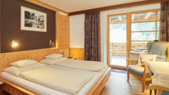 Almis-Adlerhorst-Doppelzimmer (c) M Obex.jpg