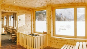 Zibensauna mit Panoramblicken in Almis Berghotel-bearbeitet.jpg