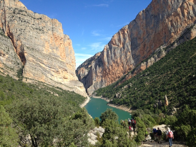Tiefe Schlucht mit steilen Felswänden und Flußlandschaft in der Sierra de Guara