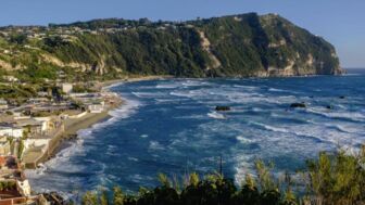 Blick von oben auf den Maronti Strand in Ischia