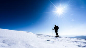 Schneeschuh_Schneeschuhwanderer_silhouette_shutterstock_1054355189.jpg