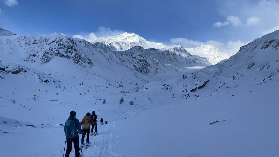 Skitourengruppe im Schatten am Morgen