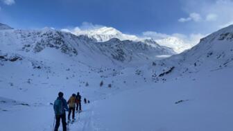 Skitourengruppe im Schatten am Morgen