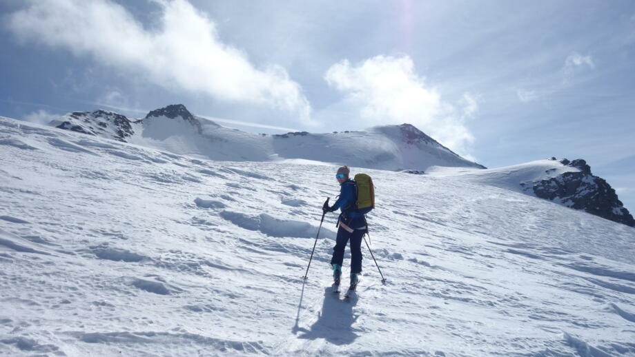 Skitourengeherin rund um die Zufallhütte