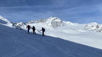 Drei Skitourengeherinnen im hintersten Martelltal