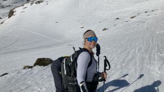 Skitourengeherin im Aufstieg