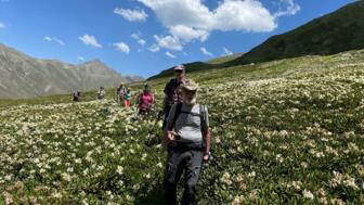 Türkei_Schwarzmeerregion_Kackarmassiv_Gruppe_Blumenwiese_KemalCeven.jpg
