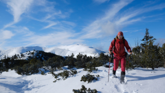 Winterlich gekleideter Schneeschuhwanderer in West Tatra