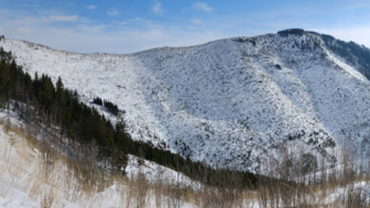 Winterliche Bergansichten auf dem roten Kammweg von Certovica