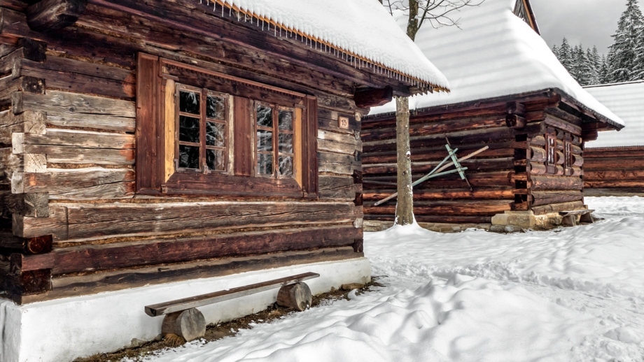 Zwei verschneite Hütten, Zuberec Freilicht Museum