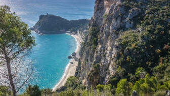 italien-finale-ligure-kueste-baia-dei-saraceni-shutterstock-1129435799.jpg