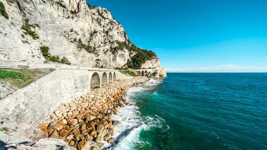 italien-finale-ligure-kueste-shutterstock-123464179.jpg
