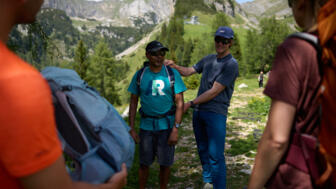 wandern-rucksack-einstellen-fotoproduktion-oliverfarys-X8A9867.jpg