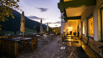 Österreich-TannheimerTal-TWTAN-HotelBerghof-Terasse.jpg
