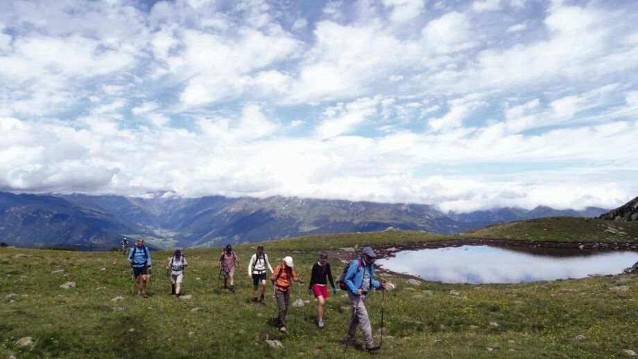 Gruppe wandert am See