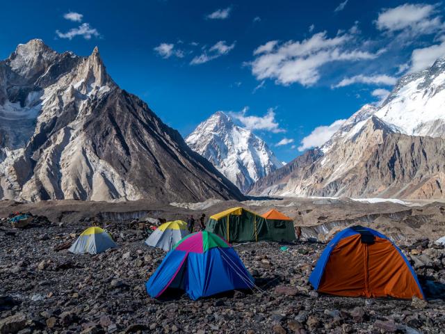 Karakorum mit Achttausender K2 und Zelten