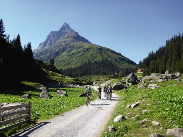 Eine Gruppe von Mountainbiker*innen unterwegs im Verwalltal.