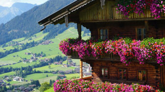 Farmhaus_Alpbach_shutterstock_1507055456.jpg