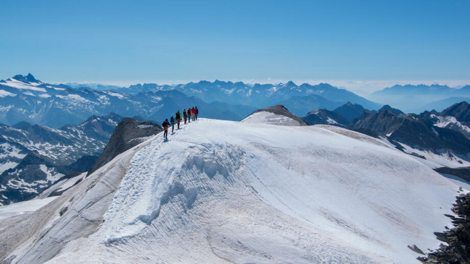 Österreich_HoheTauern_Grossvenediger_Gipfel_Seilschaft_shutterstock_1523482067.jpg
