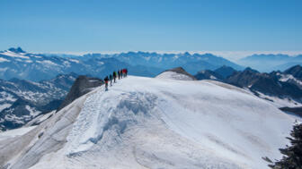 Österreich_HoheTauern_Grossvenediger_Gipfel_Seilschaft_shutterstock_1523482067.jpg