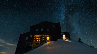 Frankreich_Cosmique_Nacht_Sternenhimmel_shutterstock_668782279.jpg