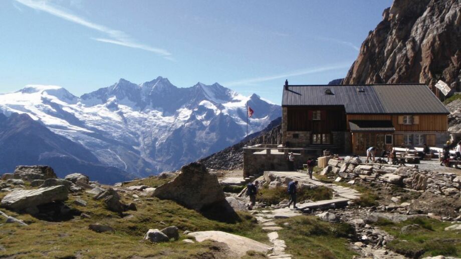 Blick auf die Almagellerhütte