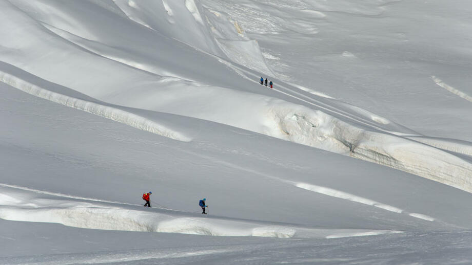 Abstieg der Seilschaft am Gletscher.