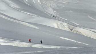 Abstieg der Seilschaft am Gletscher.