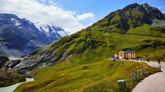 Österreich_HoheTauern_Grossglockner_Huette_Glocknerhaus_shutterstock_1741674449.jpg