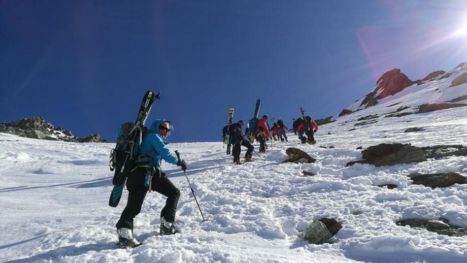 Aufstieg mit Skiern zu Fuß im Schnee