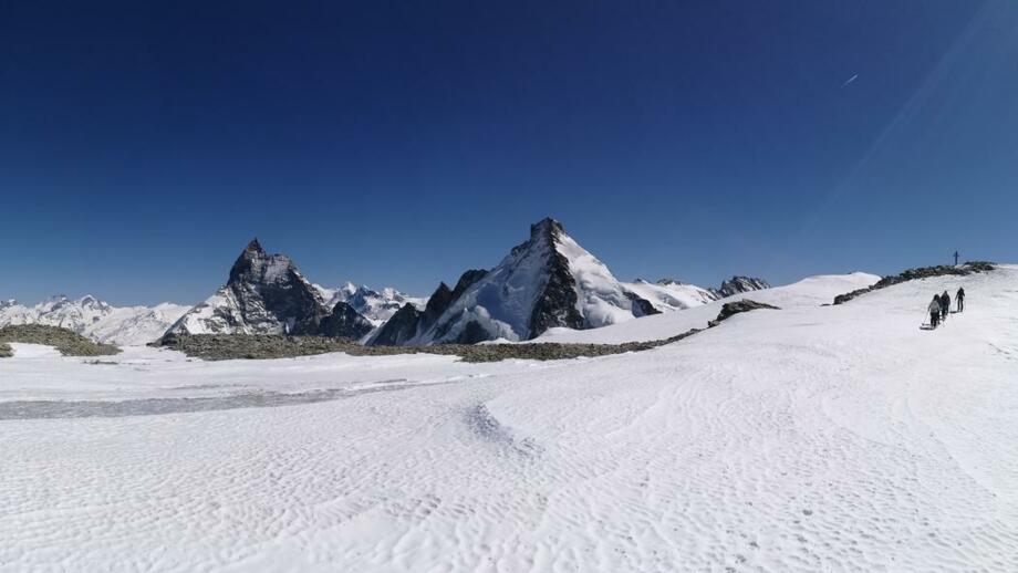 Aussicht auf die Berge auf der Haut Route Winter