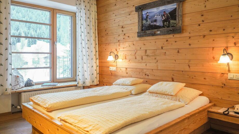 Adlerhorst Zimmer Almis Berghotel.JPG