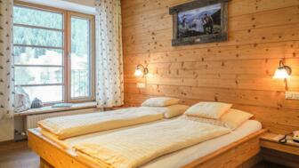 Adlerhorst Zimmer Almis Berghotel.JPG
