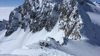 Skidepot und Aufstieg der Gruppe zum Gipfel