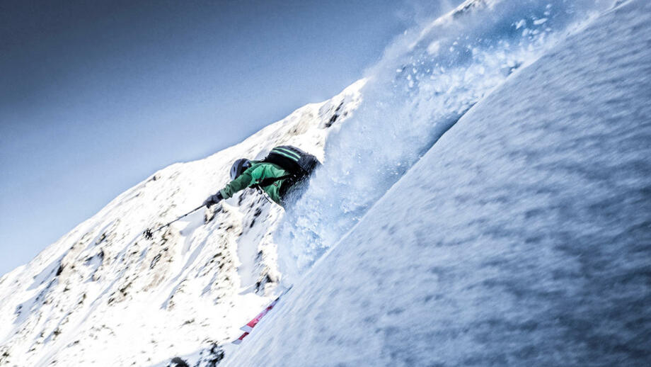 Powder Wolke beim Tiefschneefahren
