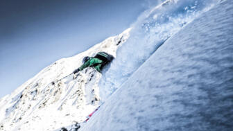Powder Wolke beim Tiefschneefahren