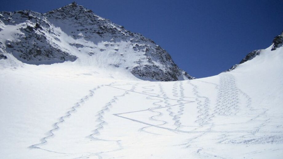 Abfahrtsspuren im Schnee