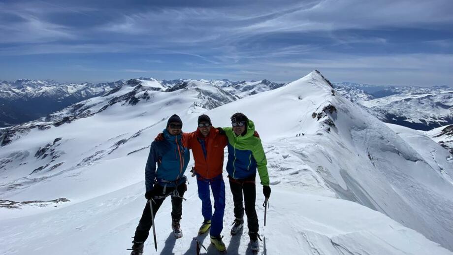 Skitourengeher zu Fuß mit Pickel und Steigeisen