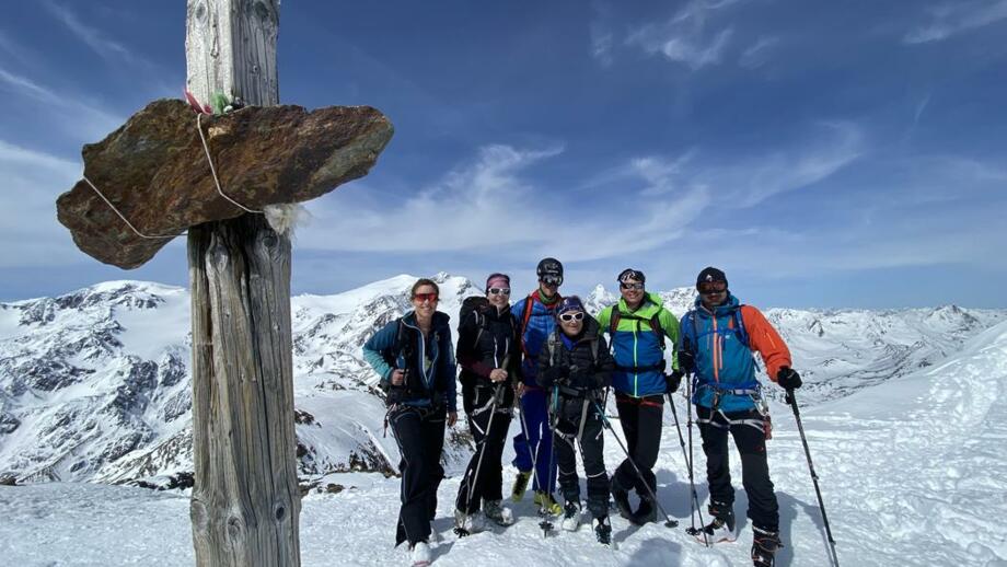 Skitourengruppe am Gipfel nach Skitour