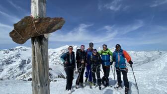 Skitourengruppe am Gipfel nach Skitour