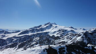 Skitourengeher am Grat der Cevedale im Hintergrund